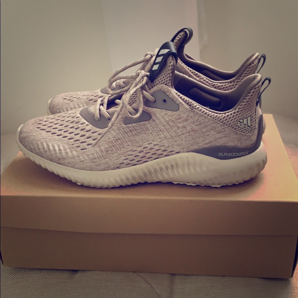 Women’s size 9 Adidas ALPHABOUNCE sneakers